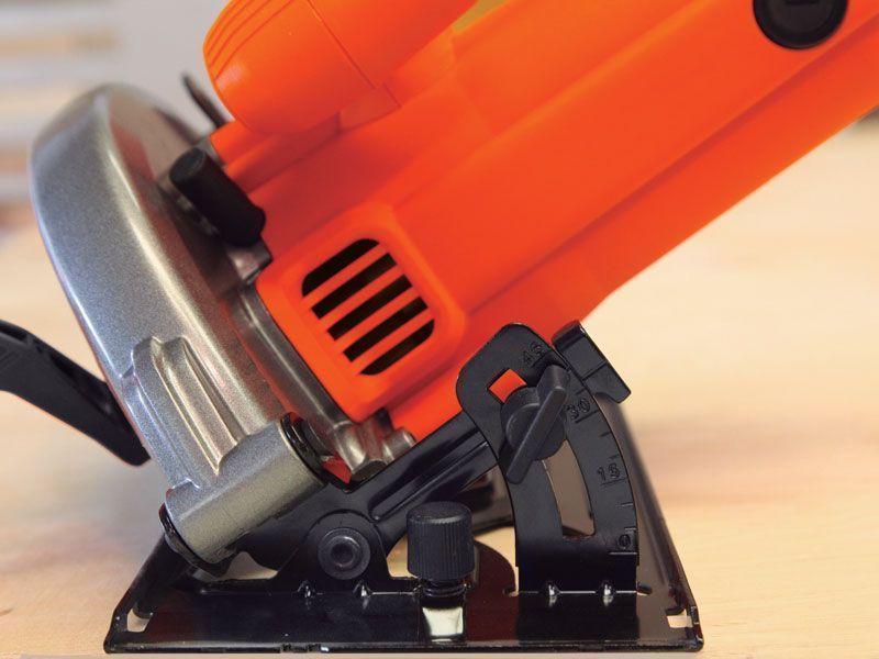 Sierra Circular Black + Decker de 7.1/4" - 1400 W con 2 Discos y Maletín - Imagen 7